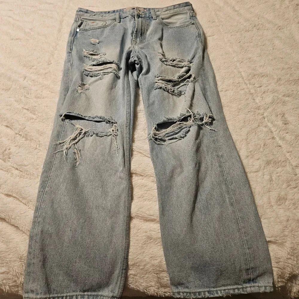 Guess relaxed crop distressed pants